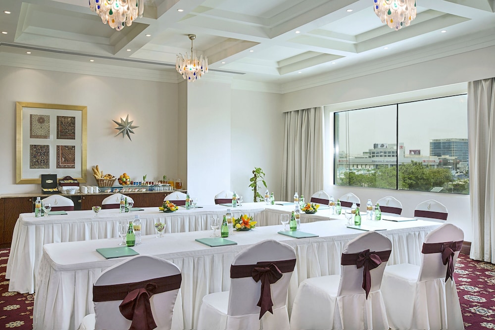 City Seasons Suites — Hotel building in Dubai