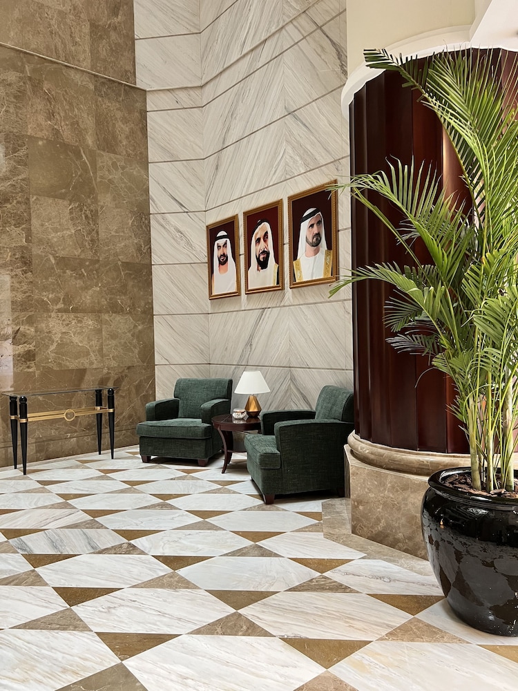 City Seasons Suites — Hotel building in Dubai