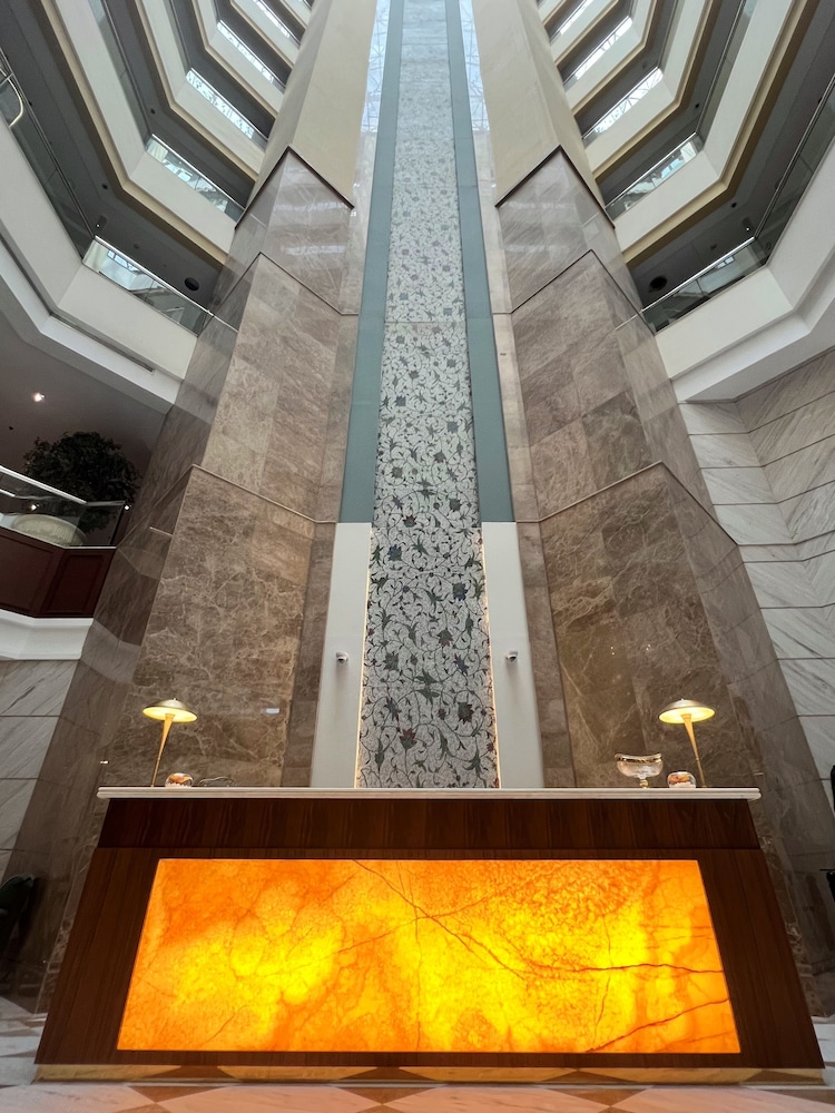 City Seasons Suites — Hotel building in Dubai