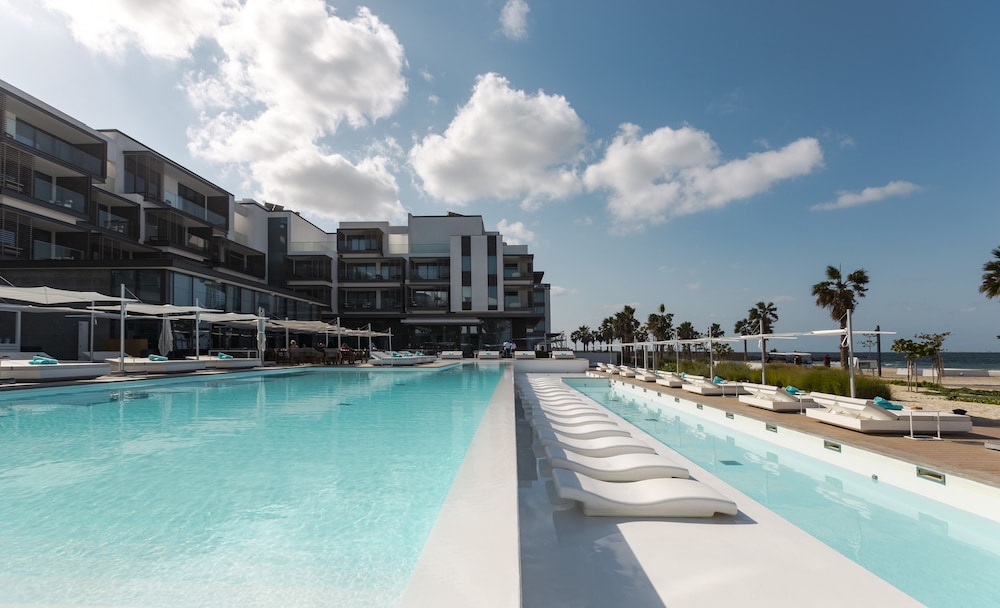 Nikki Beach Resort & Spa Dubai — Swimming pool in Dubai