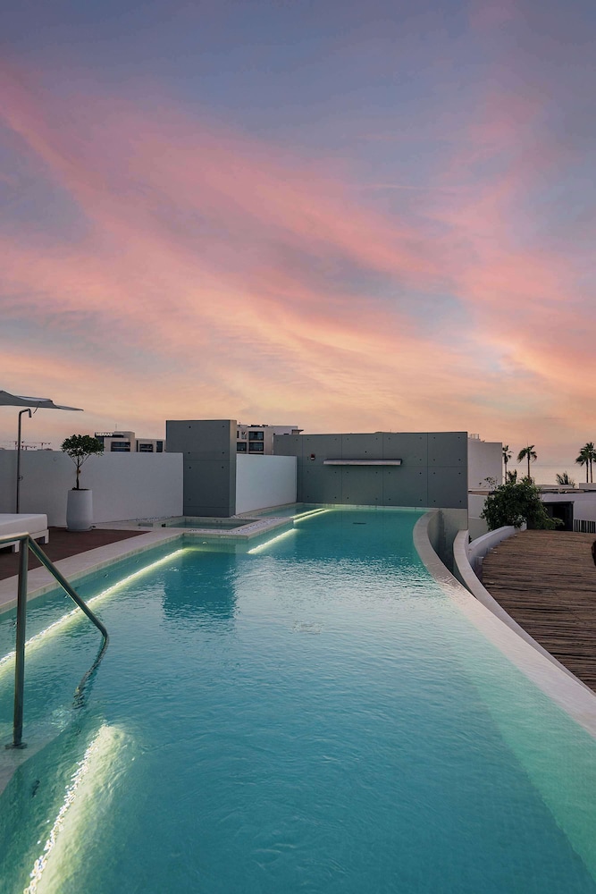 Nikki Beach Resort & Spa Dubai — Swimming pool in Dubai