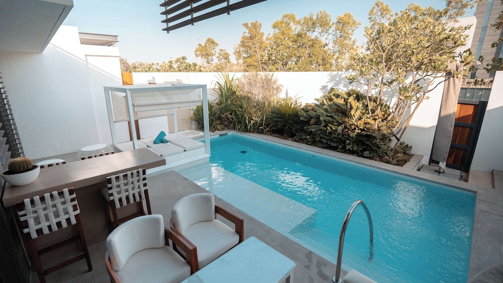 Nikki Beach Resort & Spa Dubai — Swimming pool in Dubai