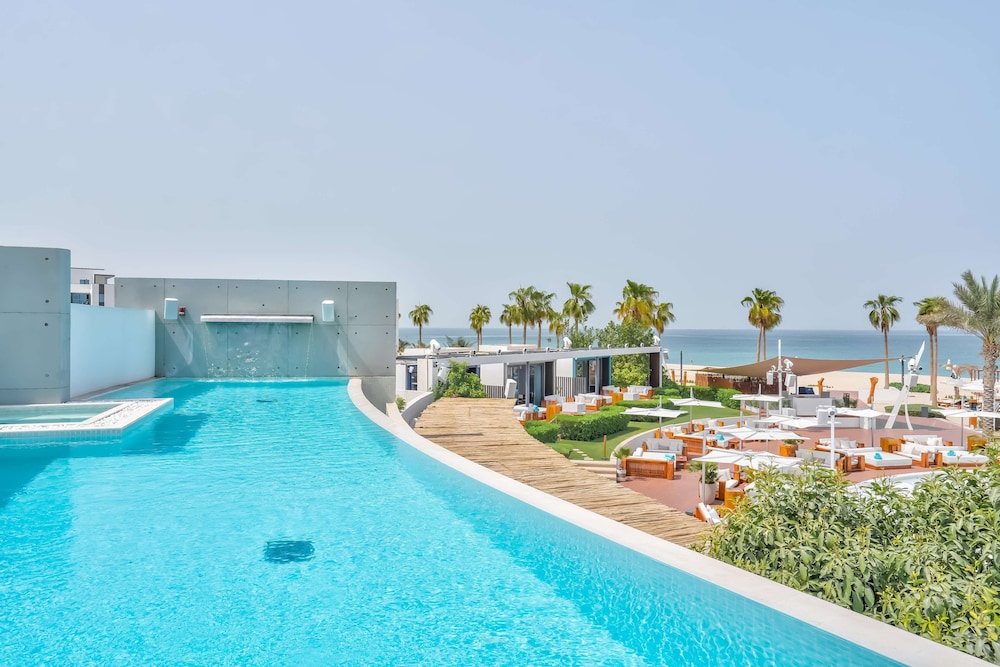 Nikki Beach Resort & Spa Dubai — Swimming pool in Dubai