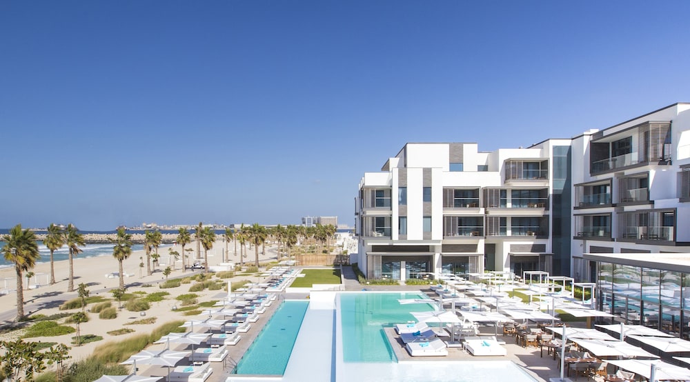 Nikki Beach Resort & Spa Dubai — Swimming pool in Dubai
