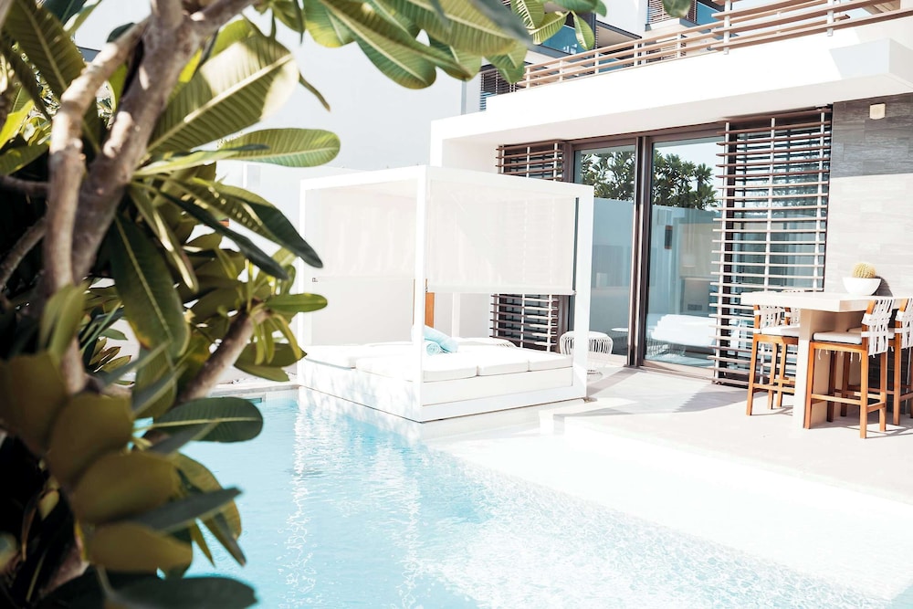Nikki Beach Resort & Spa Dubai — Swimming pool in Dubai
