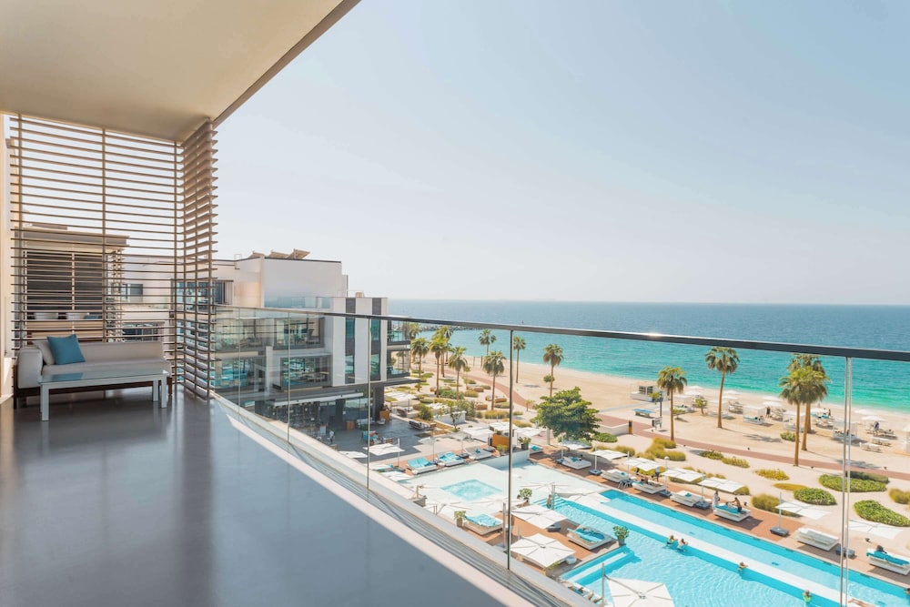 Nikki Beach Resort & Spa Dubai — Swimming pool in Dubai
