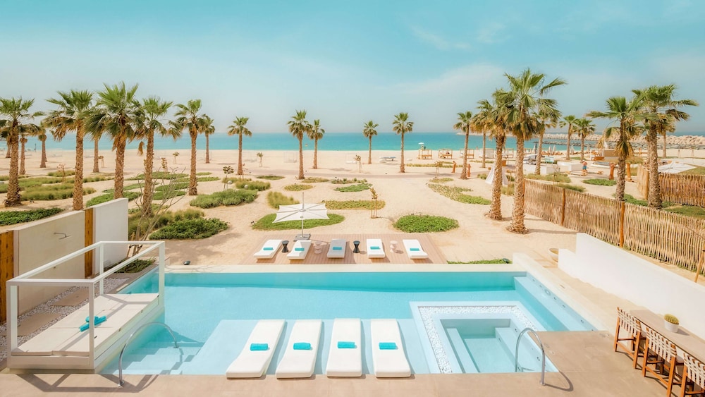 Nikki Beach Resort & Spa Dubai — Swimming pool in Dubai