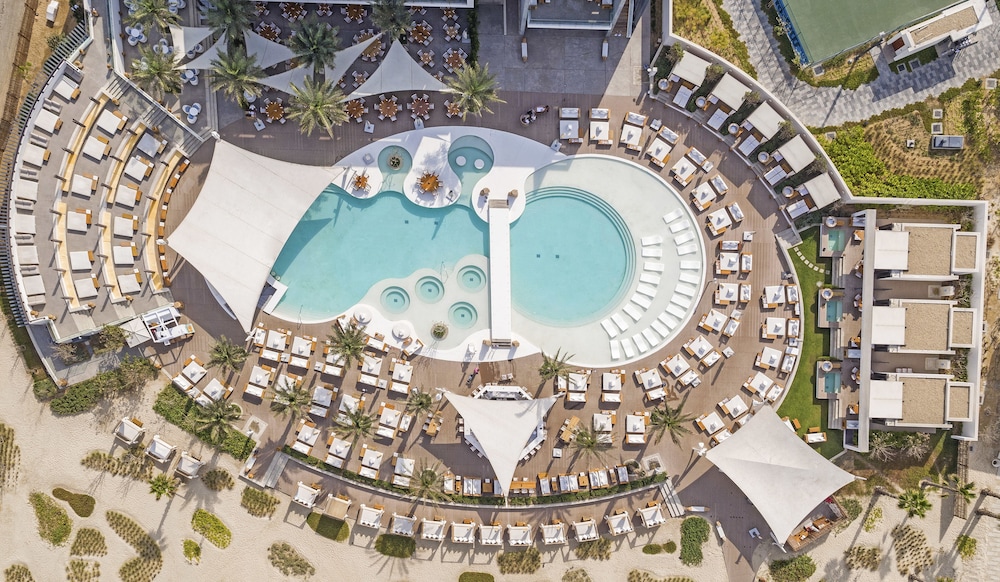 Nikki Beach Resort & Spa Dubai — Swimming pool in Dubai