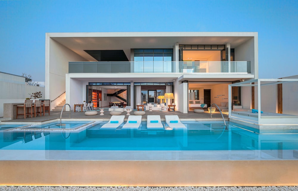 Nikki Beach Resort & Spa Dubai — Swimming pool in Dubai