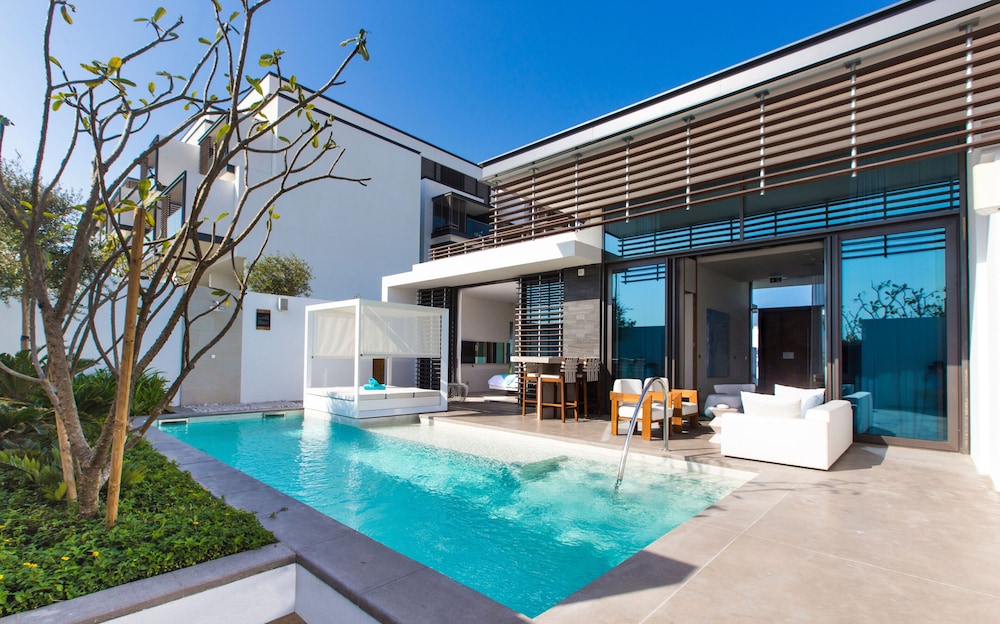 Nikki Beach Resort & Spa Dubai — Swimming pool in Dubai