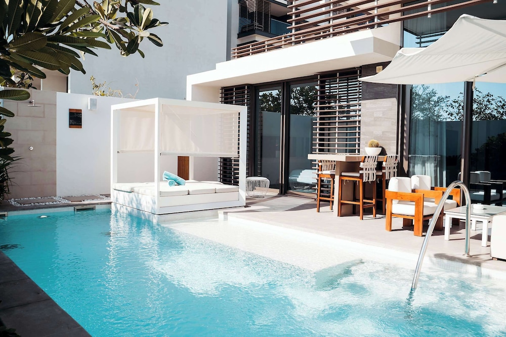 Nikki Beach Resort & Spa Dubai — Swimming pool in Dubai