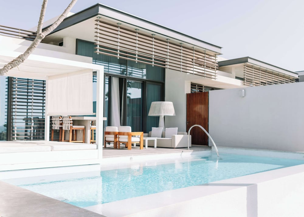Nikki Beach Resort & Spa Dubai — Swimming pool in Dubai