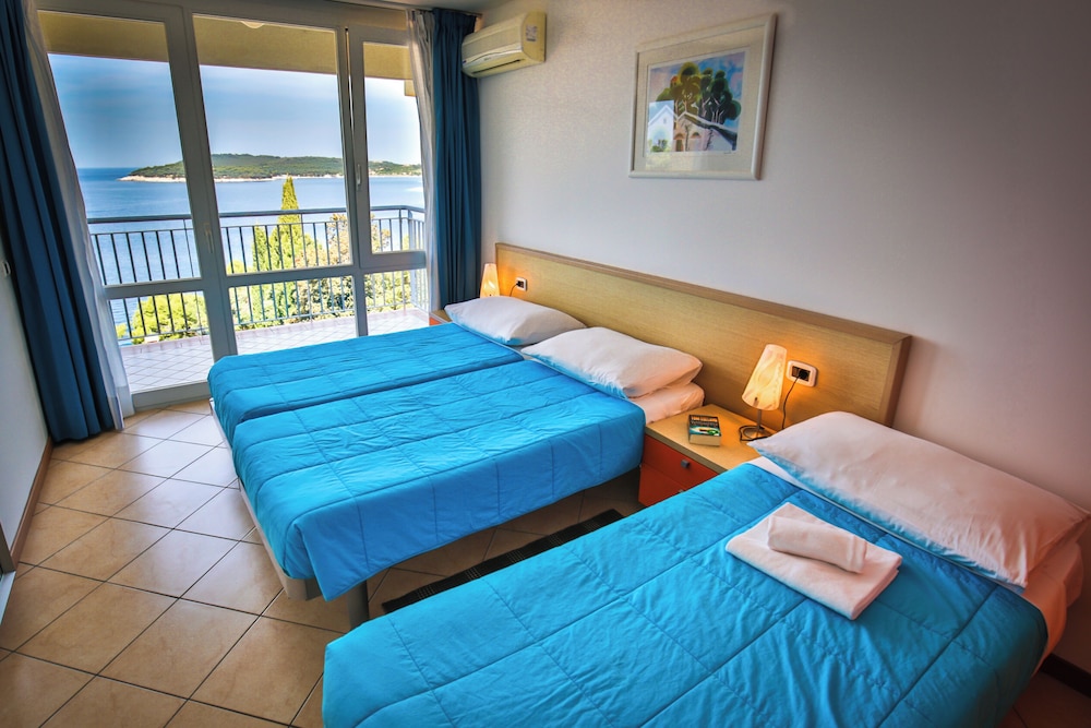 Splendid Golden Rocks Resort — Hotel rooms in Pula, Istria