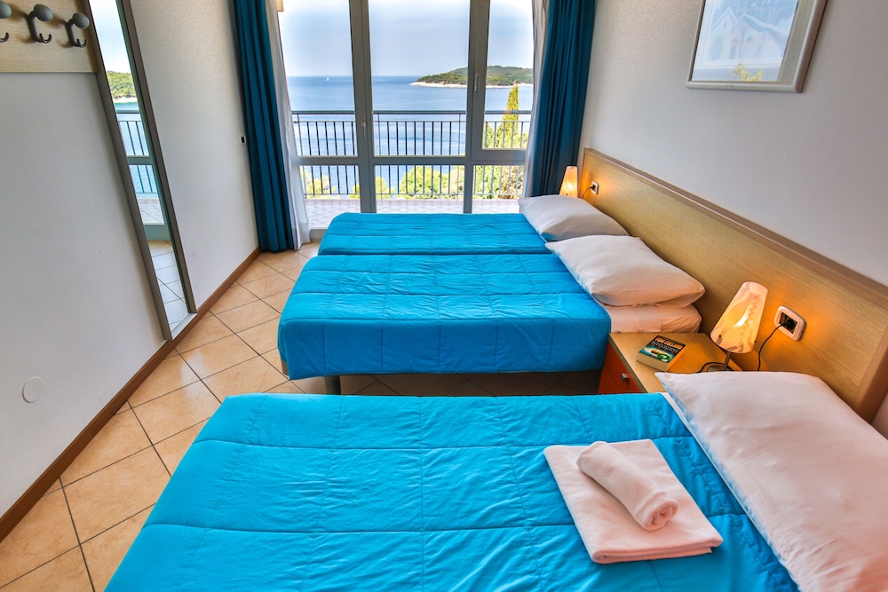 Splendid Golden Rocks Resort — Hotel rooms in Pula, Istria