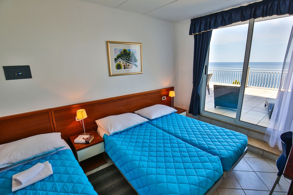 Splendid Golden Rocks Resort — Hotel rooms in Pula, Istria