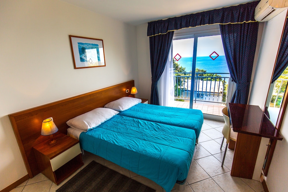 Splendid Golden Rocks Resort — Hotel rooms in Pula, Istria