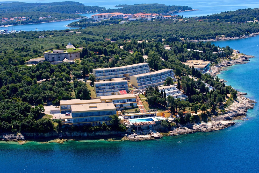 Splendid Golden Rocks Resort — Hotel building in Pula, Istria