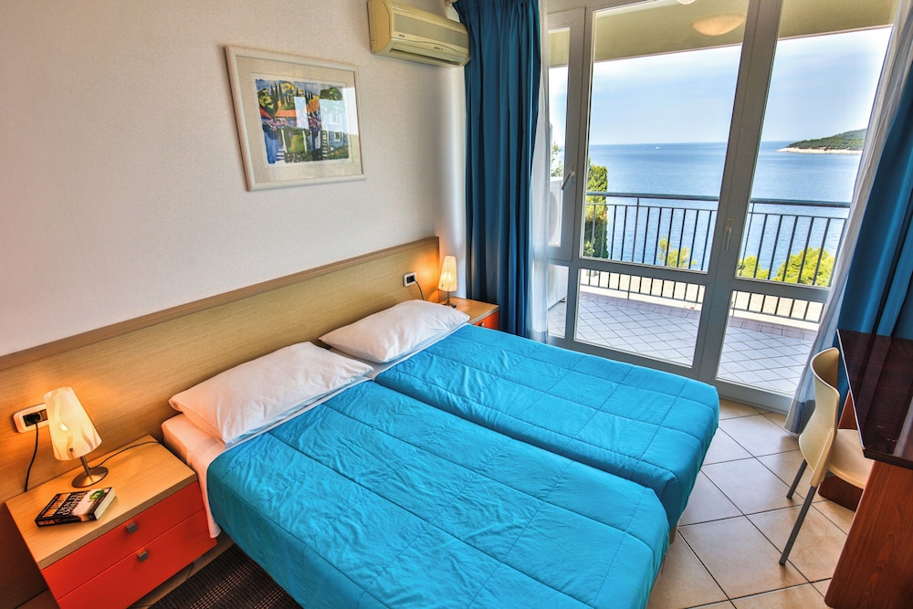 Splendid Golden Rocks Resort — Hotel rooms in Pula, Istria