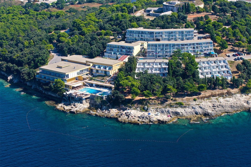 Splendid Golden Rocks Resort — Hotel building in Pula, Istria