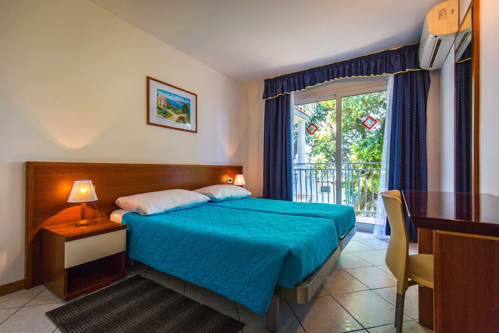 Splendid Golden Rocks Resort — Hotel rooms in Pula, Istria