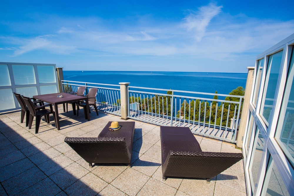 Splendid Golden Rocks Resort — Hotel rooms in Pula, Istria