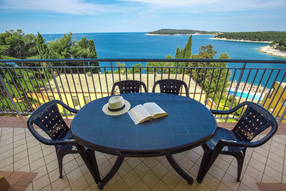 Splendid Golden Rocks Resort — Hotel rooms in Pula, Istria