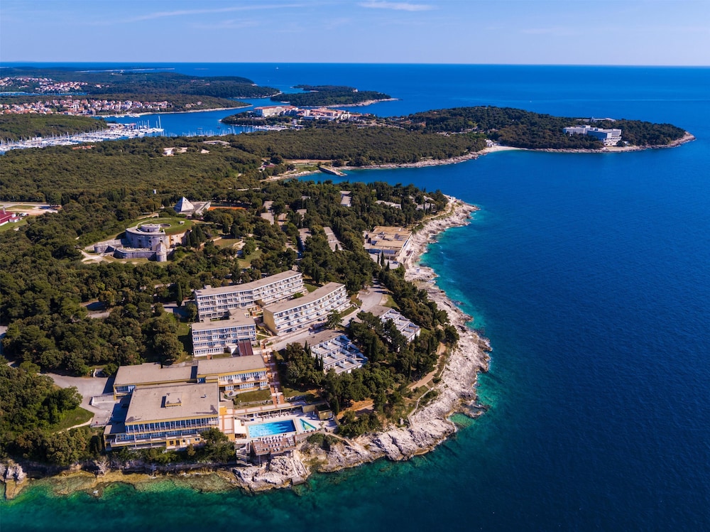 Splendid Golden Rocks Resort — Hotel building in Pula, Istria