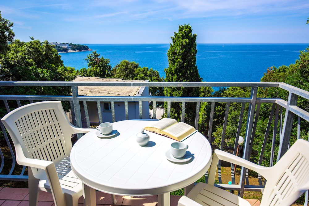 Splendid Golden Rocks Resort — Hotel rooms in Pula, Istria