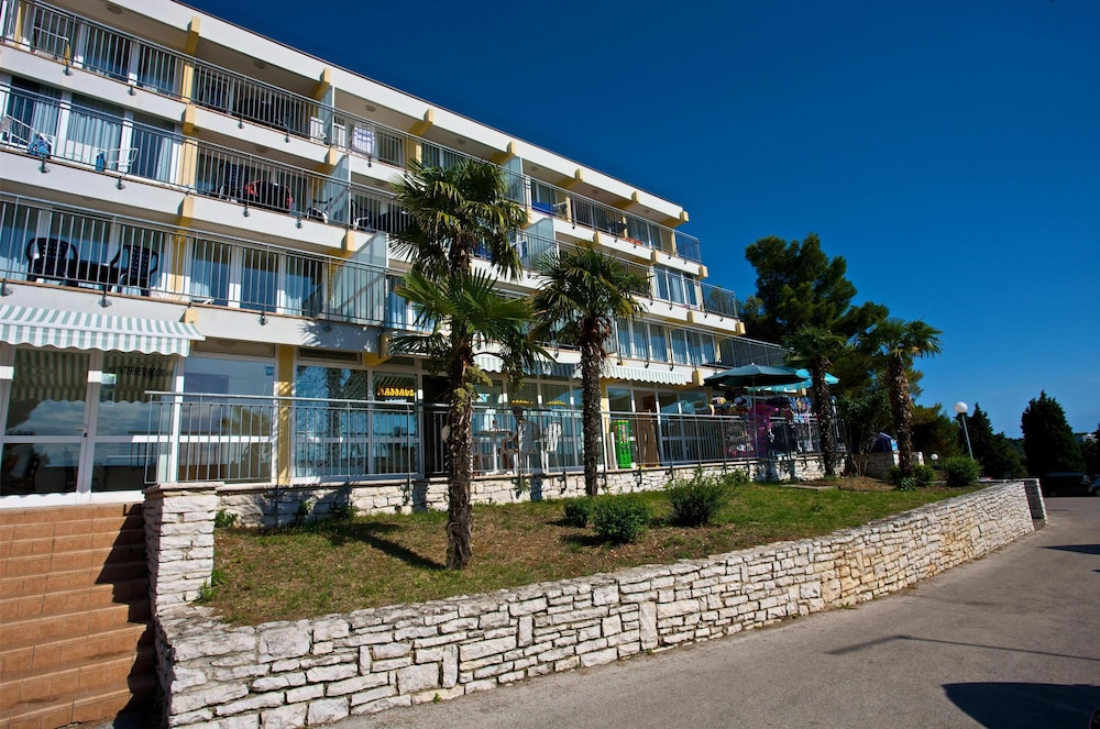 Splendid Golden Rocks Resort — Hotel building in Pula, Istria