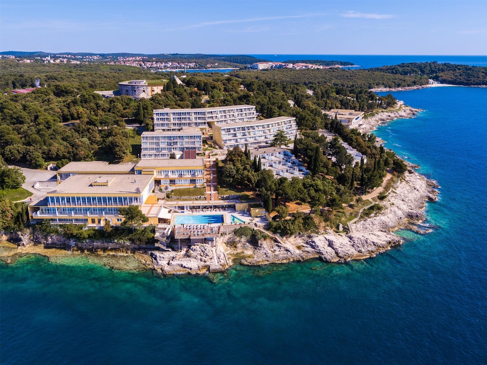 Splendid Golden Rocks Resort — Hotel building in Pula, Istria