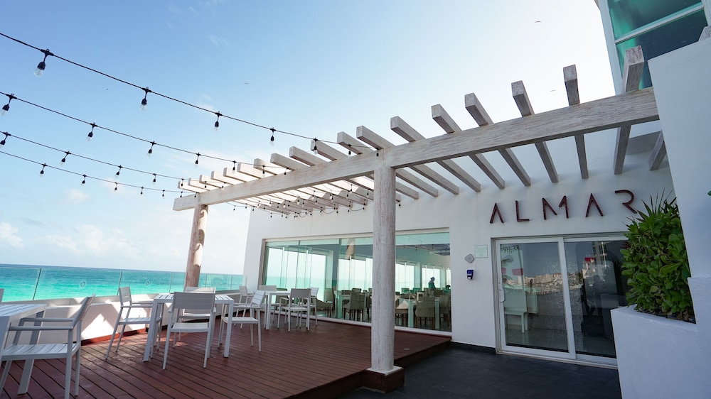 Oleo Cancun Playa All Inclusive Resort — Restaurant & bars in Cancun, Quintana Roo
