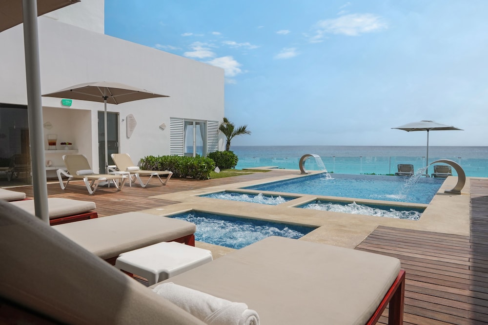 Oleo Cancun Playa All Inclusive Resort — Swimming pool in Cancun, Quintana Roo