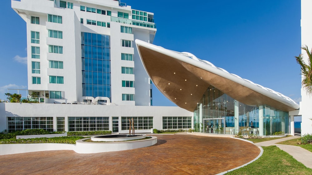 Oleo Cancun Playa All Inclusive Resort — Hotel building in Cancun, Quintana Roo