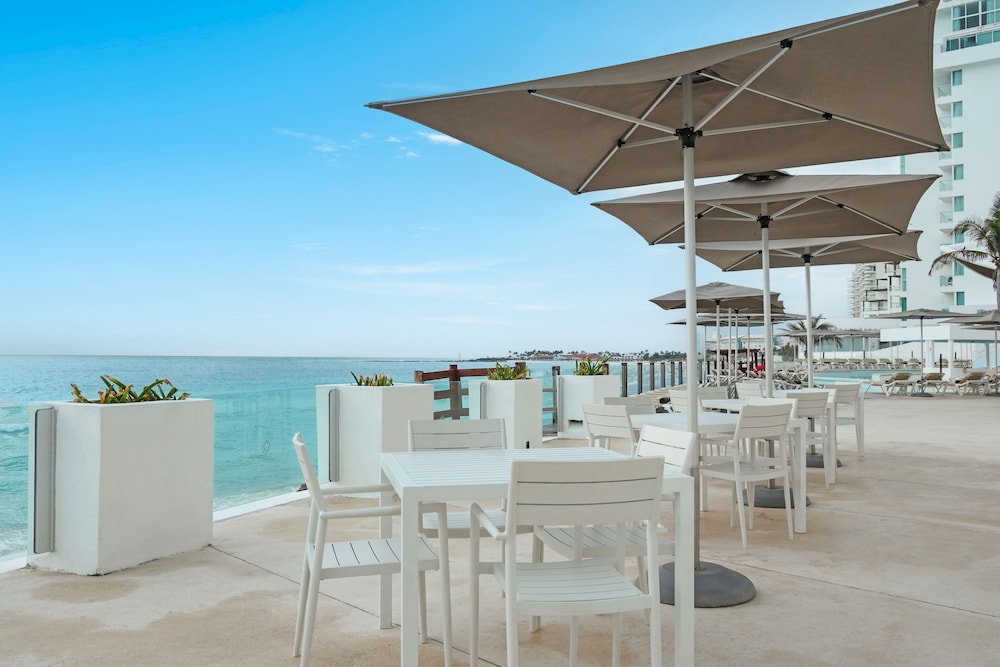 Oleo Cancun Playa All Inclusive Resort — Restaurant & bars in Cancun, Quintana Roo