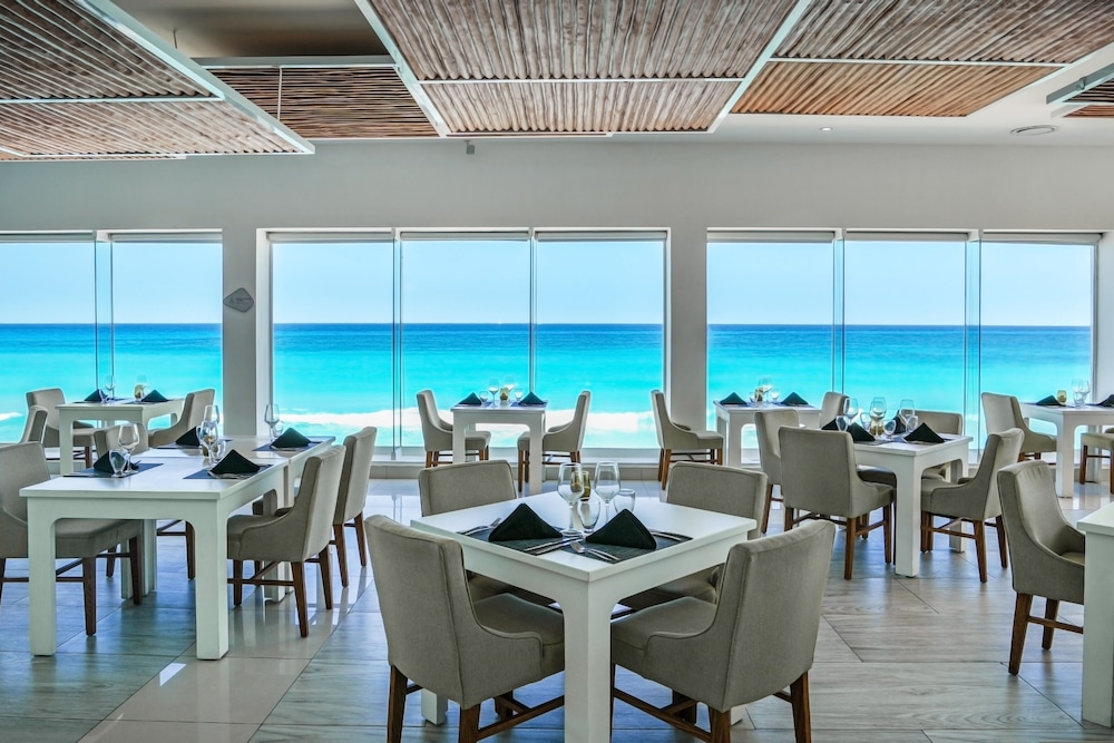 Oleo Cancun Playa All Inclusive Resort — Restaurant & bars in Cancun, Quintana Roo