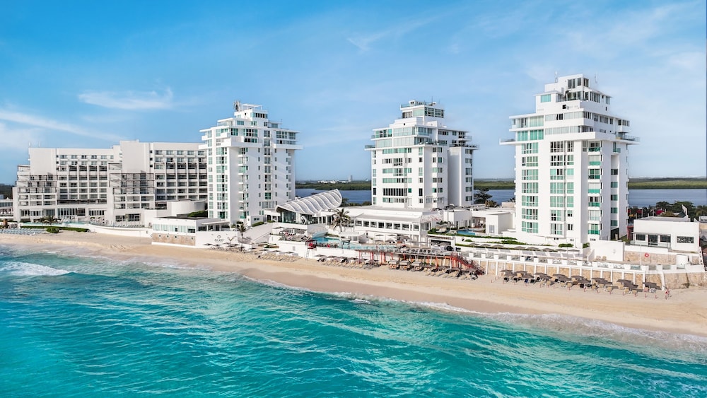 Oleo Cancun Playa All Inclusive Resort — Hotel building in Cancun, Quintana Roo