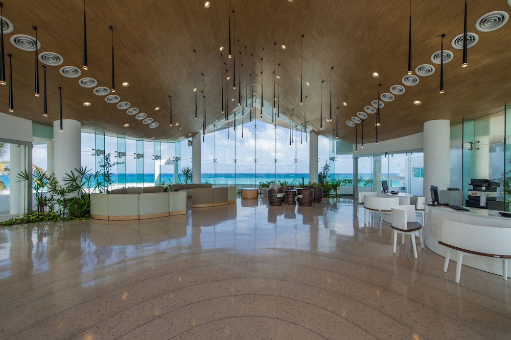 Oleo Cancun Playa All Inclusive Resort — Hotel building in Cancun, Quintana Roo