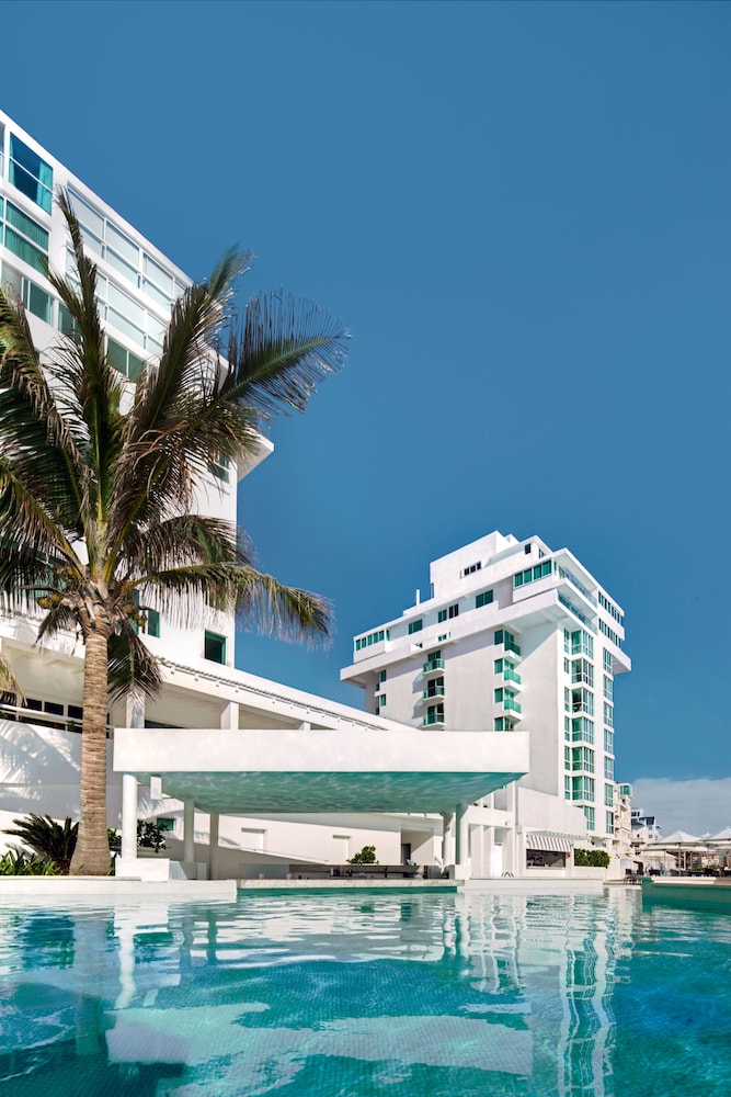 Oleo Cancun Playa All Inclusive Resort — Hotel building in Cancun, Quintana Roo
