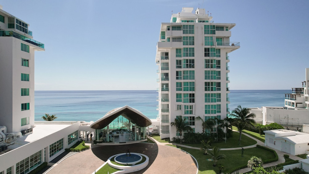 Oleo Cancun Playa All Inclusive Resort — Hotel building in Cancun, Quintana Roo