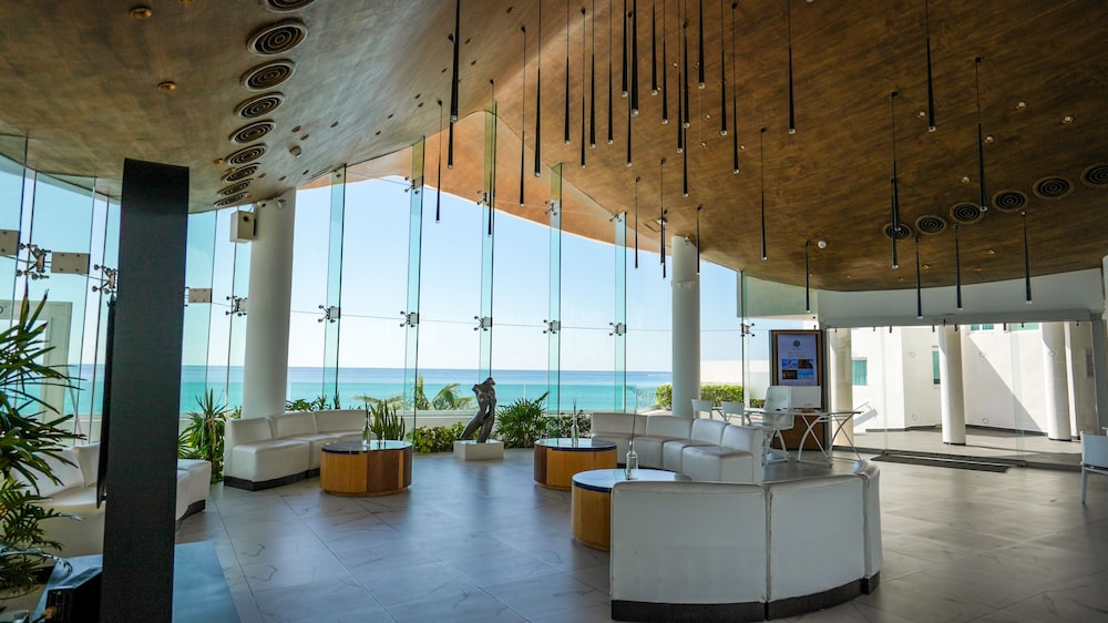 Oleo Cancun Playa All Inclusive Resort — Hotel building in Cancun, Quintana Roo