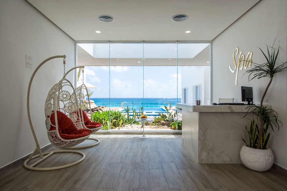 Oleo Cancun Playa All Inclusive Resort — Hotel building in Cancun, Quintana Roo