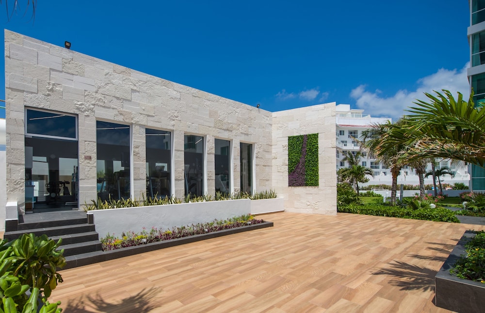 Oleo Cancun Playa All Inclusive Resort — Hotel building in Cancun, Quintana Roo