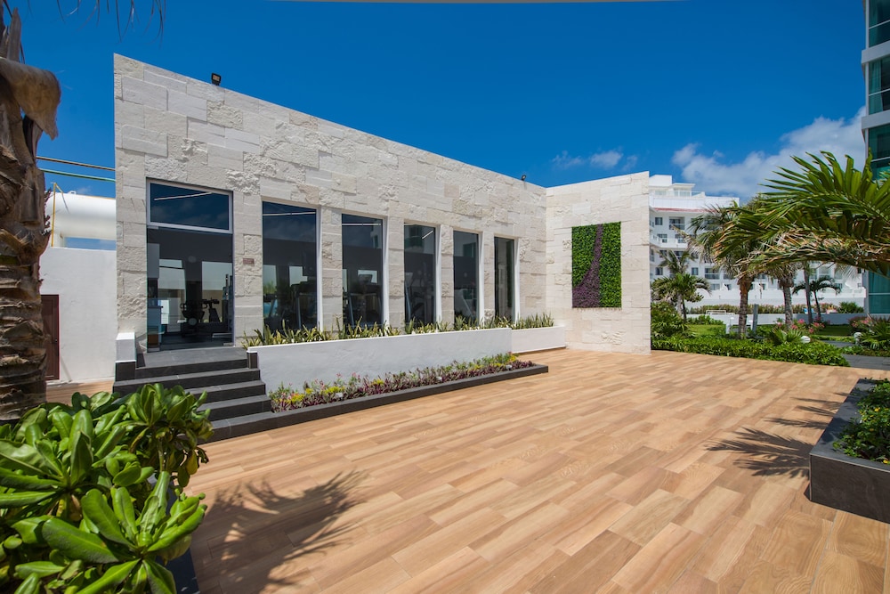 Oleo Cancun Playa All Inclusive Resort — Hotel building in Cancun, Quintana Roo