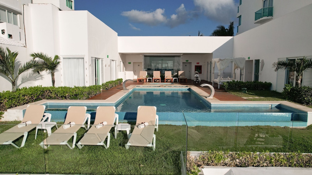 Oleo Cancun Playa All Inclusive Resort — Swimming pool in Cancun, Quintana Roo