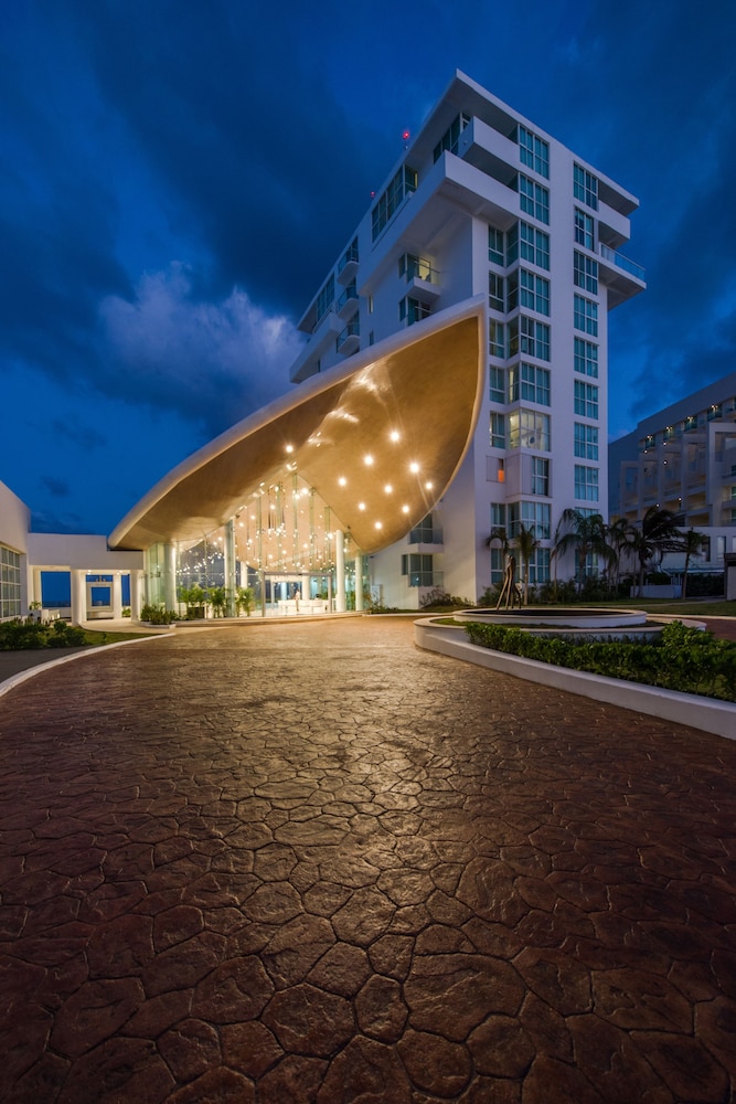 Oleo Cancun Playa All Inclusive Resort — Hotel building in Cancun, Quintana Roo