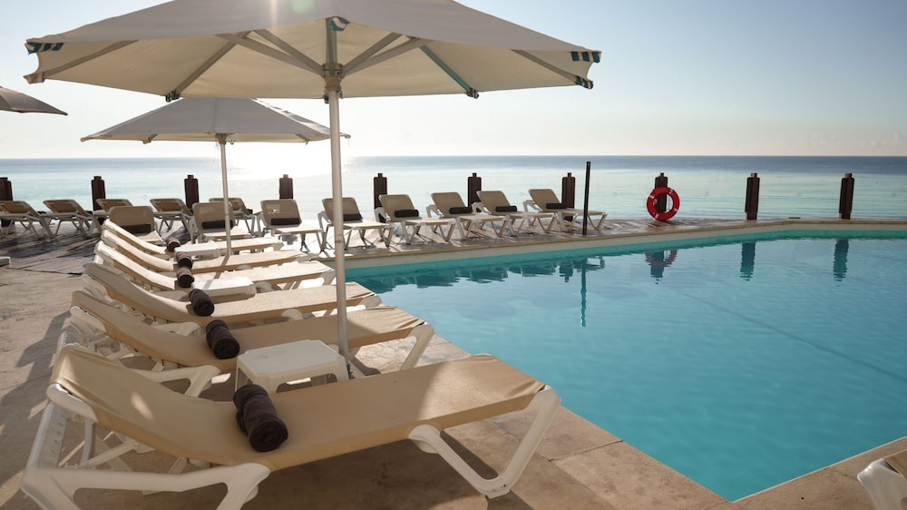 Oleo Cancun Playa All Inclusive Resort — Swimming pool in Cancun, Quintana Roo