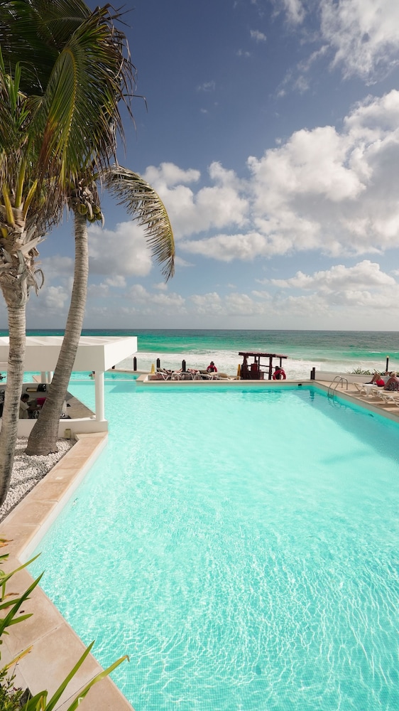 Oleo Cancun Playa All Inclusive Resort — Swimming pool in Cancun, Quintana Roo
