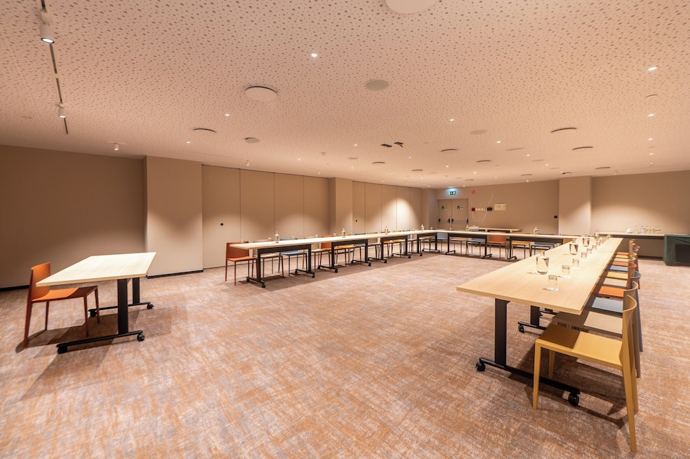 Holiday Inn Lisbon by IHG — Hotel building in Lisbon, Lisboa
