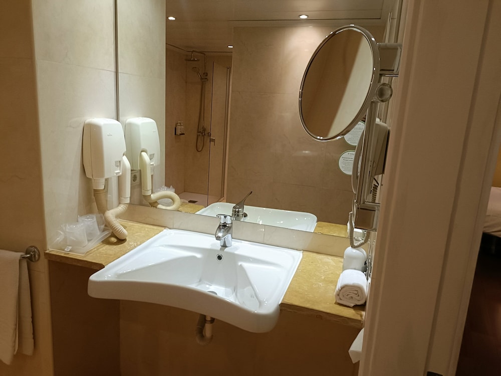 Holiday Inn Lisbon by IHG — Hotel rooms in Lisbon, Lisboa