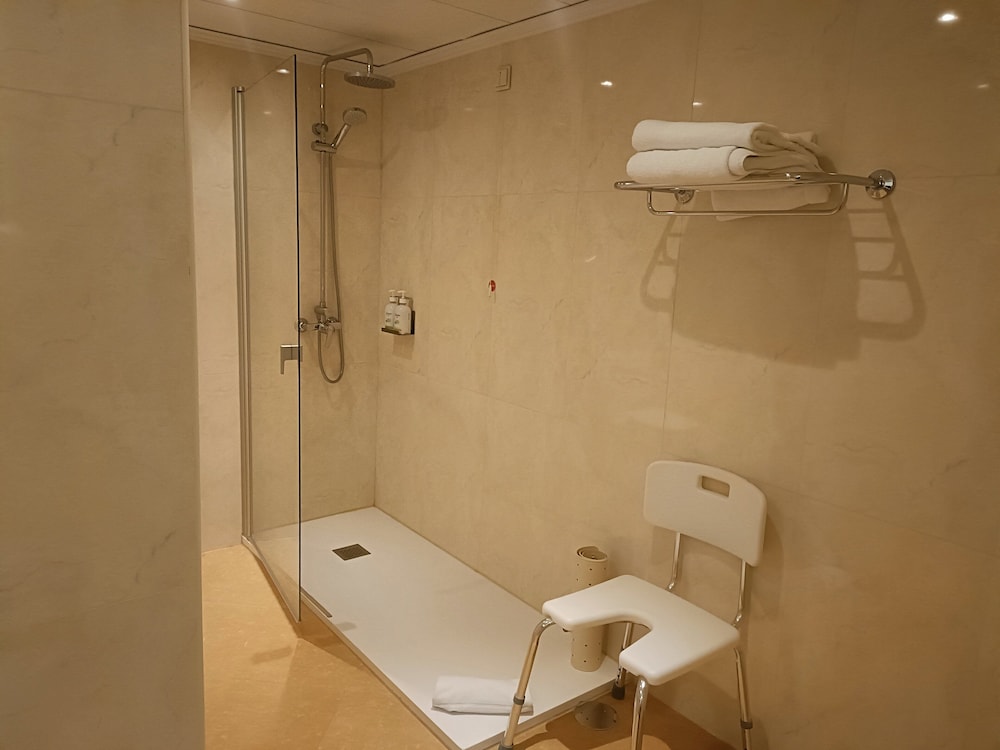Holiday Inn Lisbon by IHG — Hotel rooms in Lisbon, Lisboa